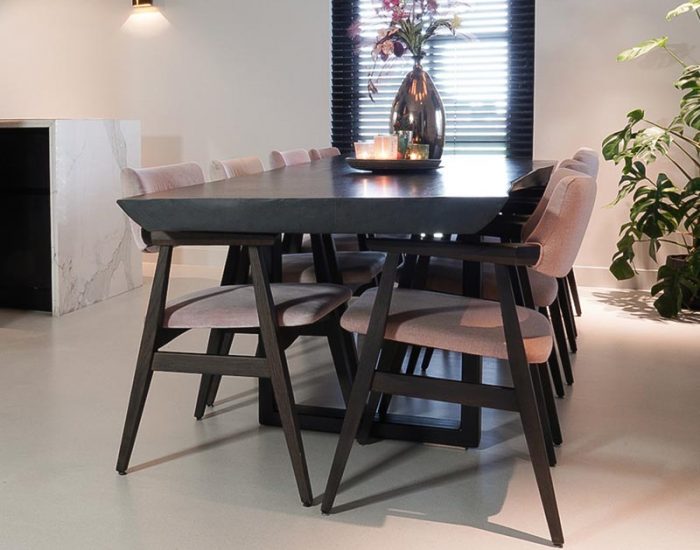 donkere eettafel op barosso gietvloer