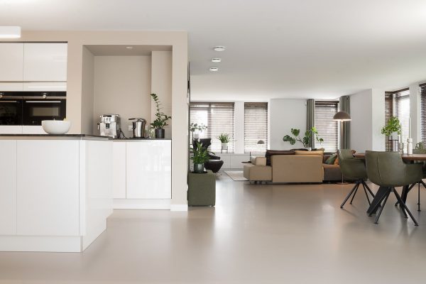 Zilva vloeren 51 Zandkleurige gietvloer in moderne woning