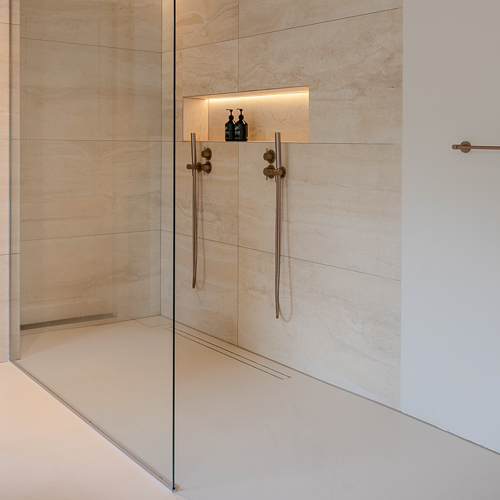 Zilva Barosso gietvloer met marmerkorrels in inloopdouche met verlichte nis. Zilva Gietvloer met marmeren korrels, terrazzo vloer