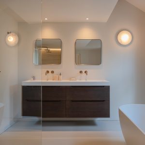 Zilva Barosso gietvloer met marmerkorrels in badkamer met dubbele wastafel