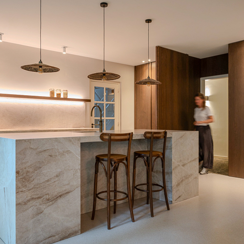 Moderne keuken met Zilva Barosso gietvloer en luxe marmeren accenten. Moderne keuken met Zilva Barosso gietvloer en marmer gecombineerd met hout.