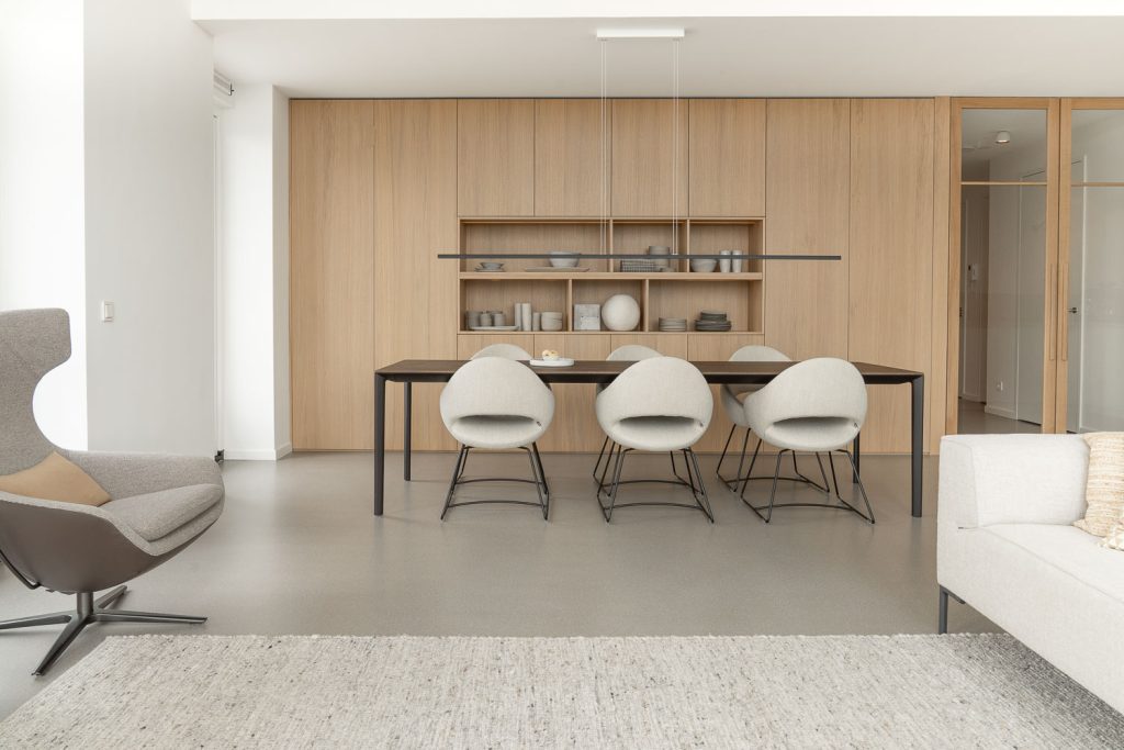 Zilva vloeren 2 De subtiele kleurnuances en texturen van de Barosso gietvloer zorgen voor een natuurlijke, rustige uitstraling. De combinatie van marmeren kiezels en een naadloze afwerking maken het tot een luxe woning.